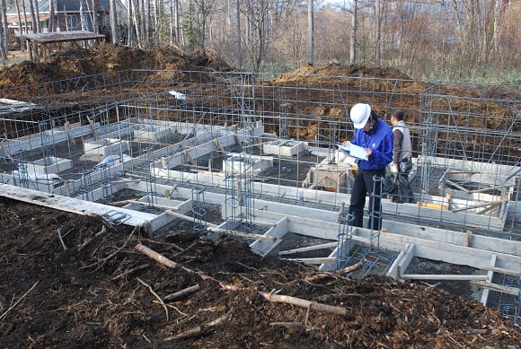 寒い時期にログ壁を